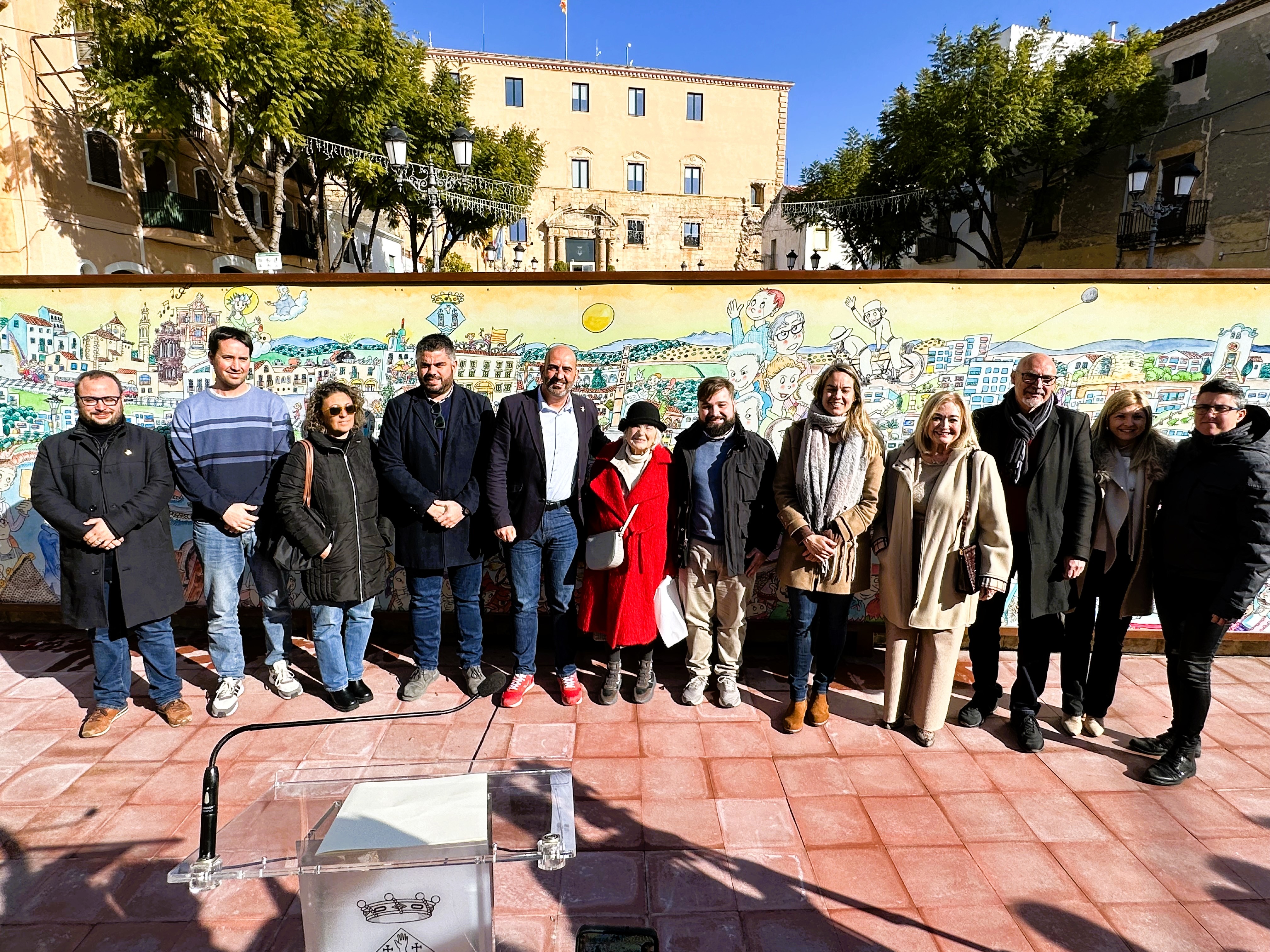 Imatge de grup de l'alcalde i membres de la Corporació Municipal amb Pilarín Bayés
