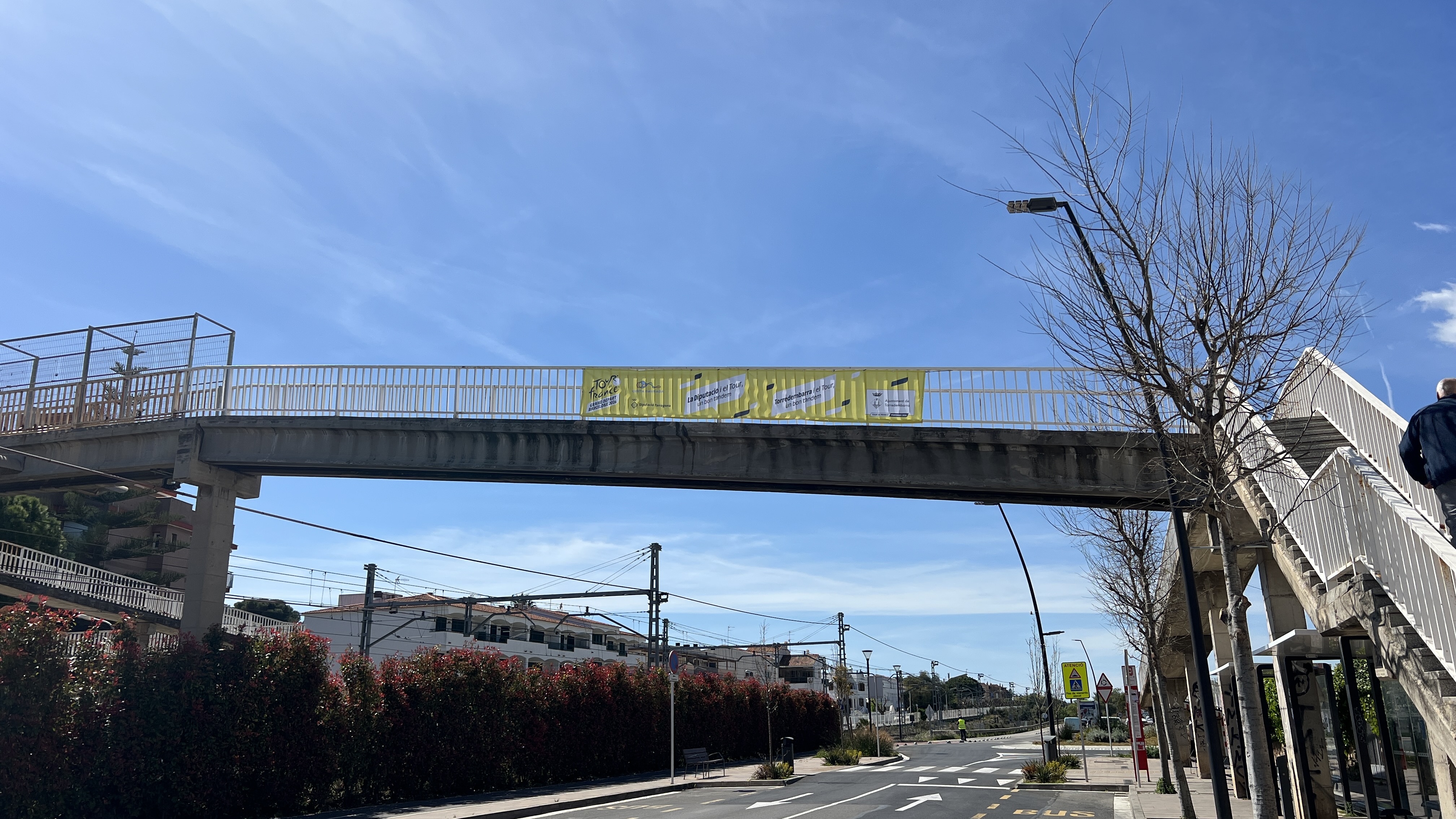 Pancarta ubicada al pont del pg. de la Sort