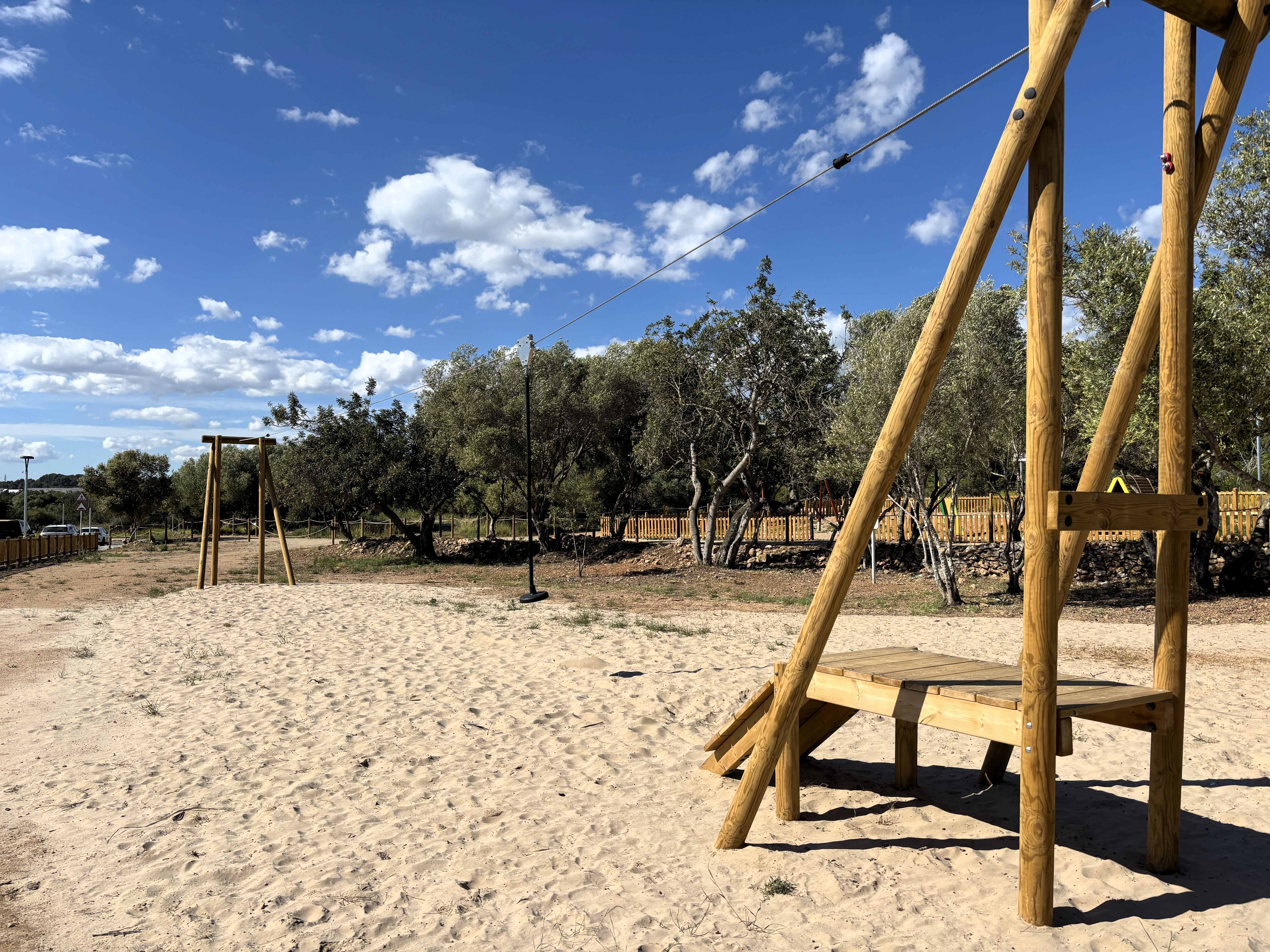 Tirolina del nou parc del barri de Sant Jordi