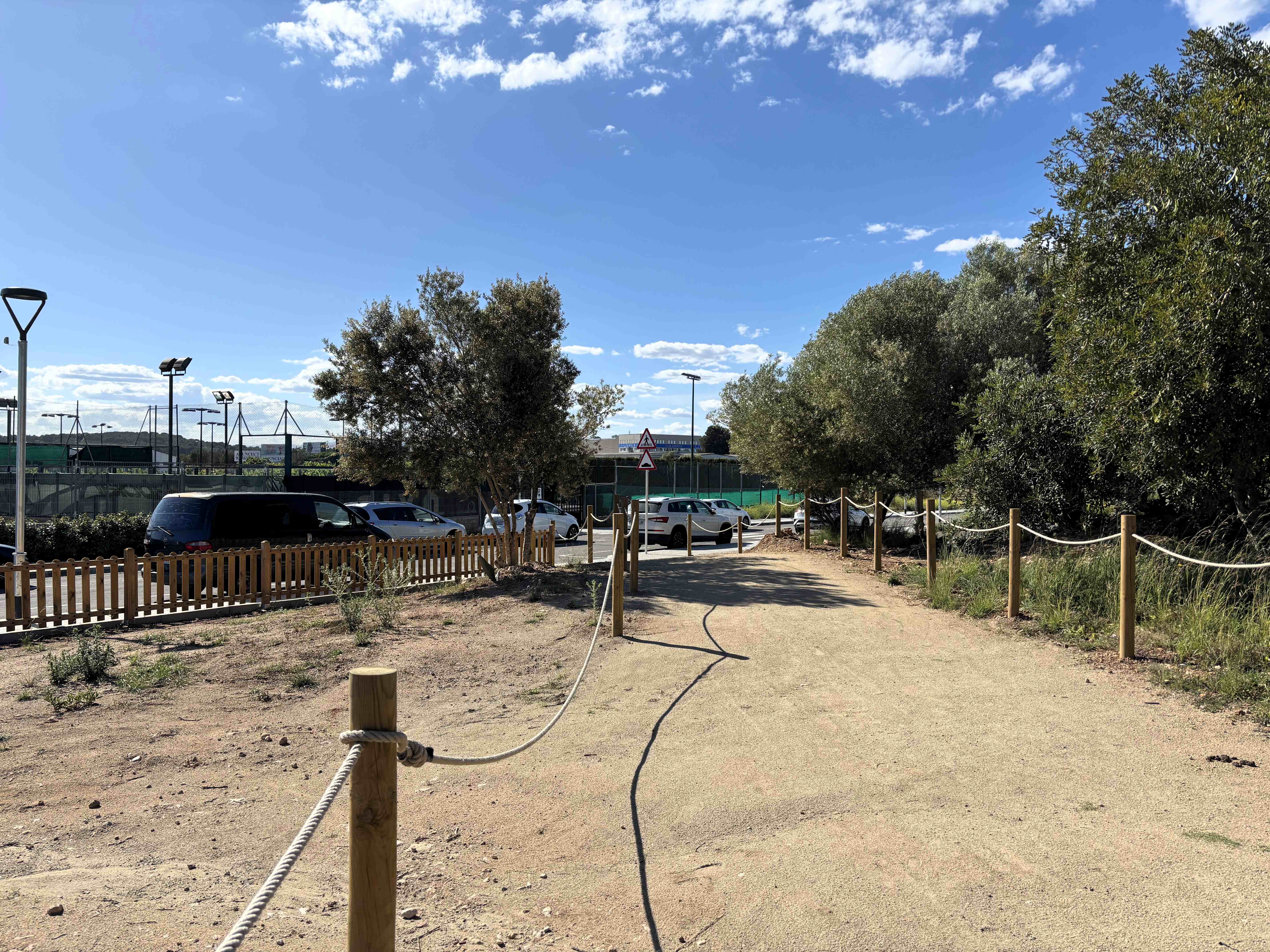 Un dels camins d'accés al nou parc del barri de Sant Jordi