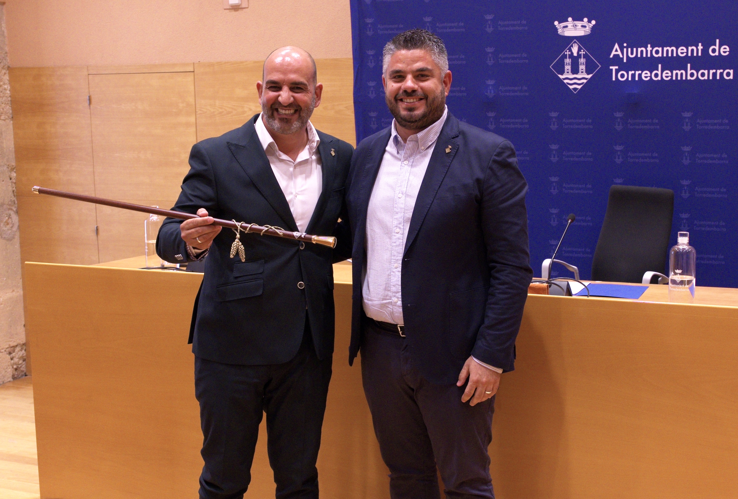 El nou alcalde ha lliurat un bastó de comandament de record a l'anterior