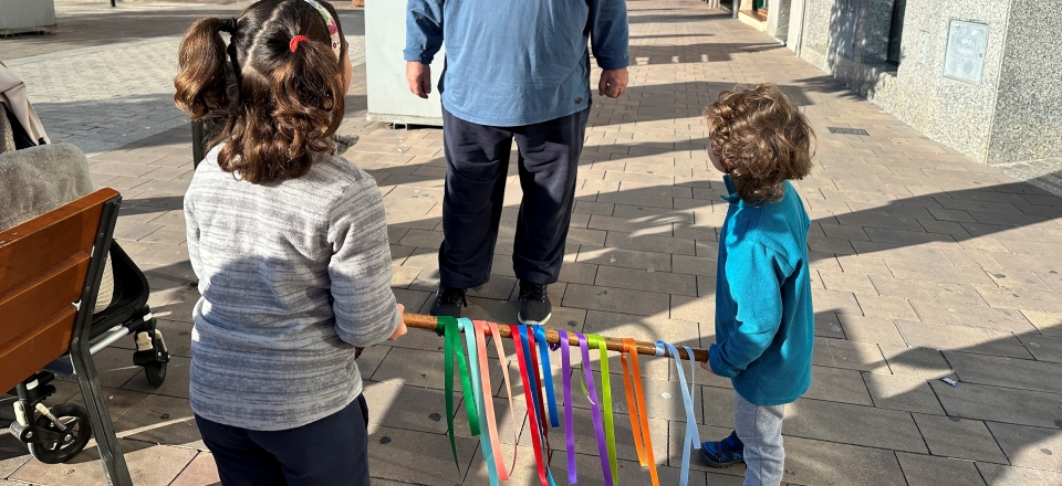 Nenes fent barrera al carrer d'Antoni Roig
