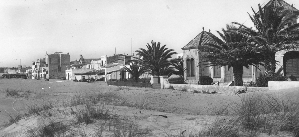 Imatge antiga de la façana marítima de Torredembarra