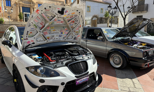 Vehicles que participaran al Motorshow, durant la presentació, a la plaça del Castell