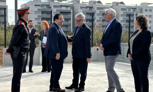 El conseller d'Interior saluda l'alcalde, abans de l'inici de la visita a la Comissaria dels Mossos d'Esquadra