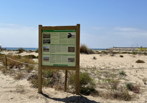 Cartelleria informativa del camp de dunes de la Paella