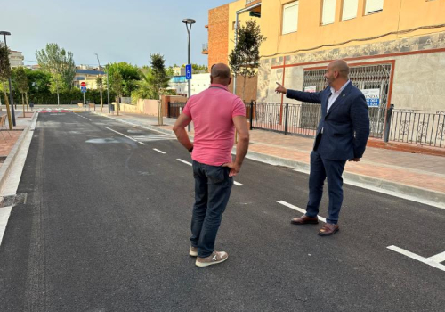 Foto de l'alcalde, Vale Pino, visitant les obres del carrer de Girona