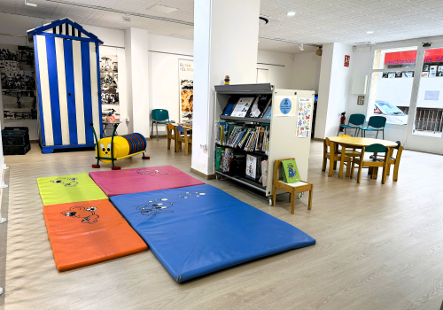 Interior de la Biblioteca de Baix a Mar, amb el nou paviment