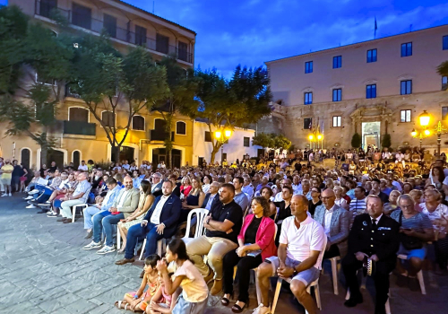 Vista general del públic assistent a la lectura del pregó de Festa Major