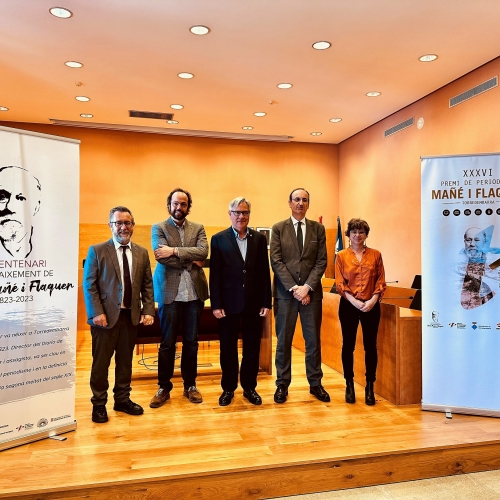 D'esquerra a dreta: Saül Garreta, president del Port de Tarragona; Esteve Giralt, president de la Demarcació de Tarragona del Col·legi de Periodistes de Catalunya; Eduard Rovira, alcalde de Torredembarra; Javier Sancho,director del complex industrial de Repsol a Tarragona, i Núria Batet, regidora de Cultura de l'Ajuntament de Torredembarra, en l'acte de presentació del premi. Foto: Anna F. - Aj. Torredembarra 