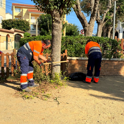 Operaris treballant en el parc de Marta Mata