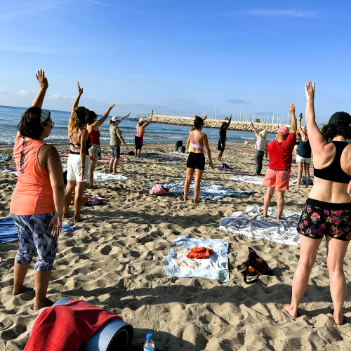 Imatge d'una de les sessions de gimnàstica de manteniment a la platja