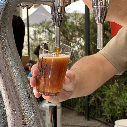 Foto detall d'una persona servint cervesa a la Fira de la Cervesa