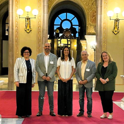 L'alcalde, Vale Pino, i el regidor d'Educació, José García, amb la conseller d'Educació, Esther Niubó, i les diputades Rosa M. Ibarra i Ivana Martínez