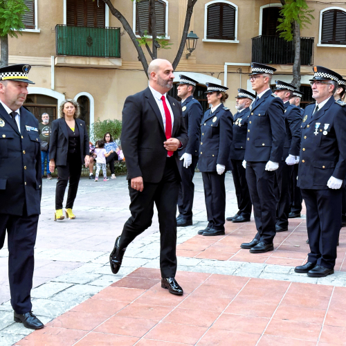 Formació i salutació a l'alcalde, durant la Festa de la Policia Local