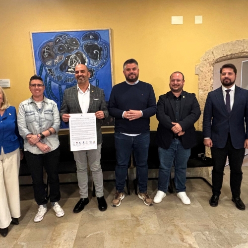 D’esquerra a dreta: Carles Fuxet (portaveu d’Alternativa Torredembarra), Núria Gómez (portaveu del PP), Angie Muñoz (portaveu del PSC), Vale Pino (alcalde de Torredembarra), Raúl García (portaveu d’ERC), Xavier Suárez (portaveu de Junts), Javier Ramírez (portaveu de VOX) i Robert Tatay (portaveu de la CUP).