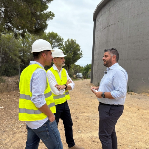L'alcalde amb representats de Veolia, al dipòsit del Pujol