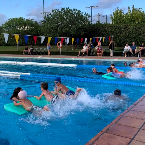 Imatge de la festa de cloenda dels cursos de natació d'estiu