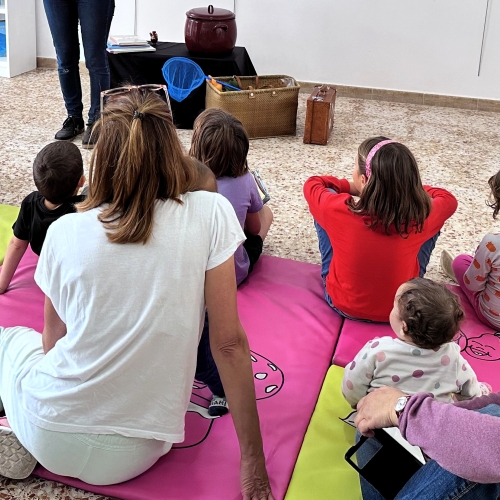 Imatge d'arxiu d'una sessió de contes a la Biblioteca Municipal de Baix a Mar