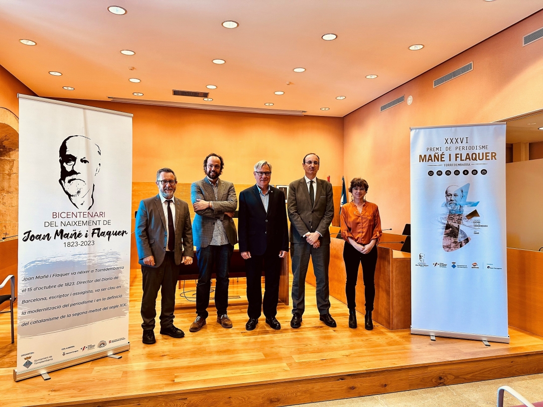 D'esquerra a dreta: Saül Garreta, president del Port de Tarragona; Esteve Giralt, president de la Demarcació de Tarragona del Col·legi de Periodistes de Catalunya; Eduard Rovira, alcalde de Torredembarra; Javier Sancho,director del complex industrial de Repsol a Tarragona, i Núria Batet, regidora de Cultura de l'Ajuntament de Torredembarra, en l'acte de presentació del premi. Foto: Anna F. - Aj. Torredembarra 