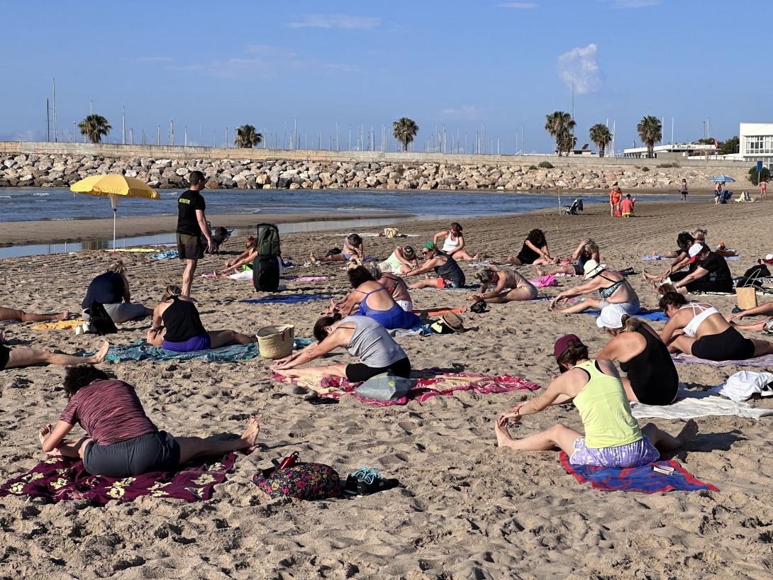 Sessió de gimnàstica de manteniment a la platja