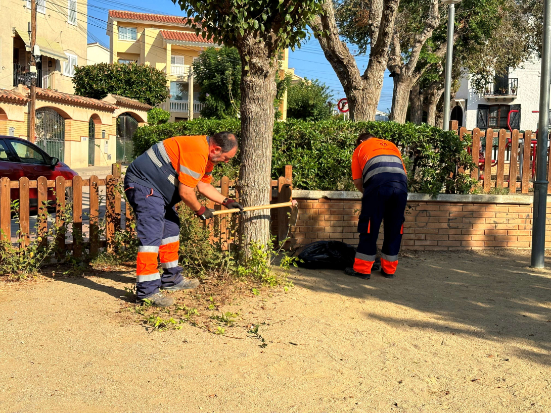 Operaris treballant en el parc de Marta Mata