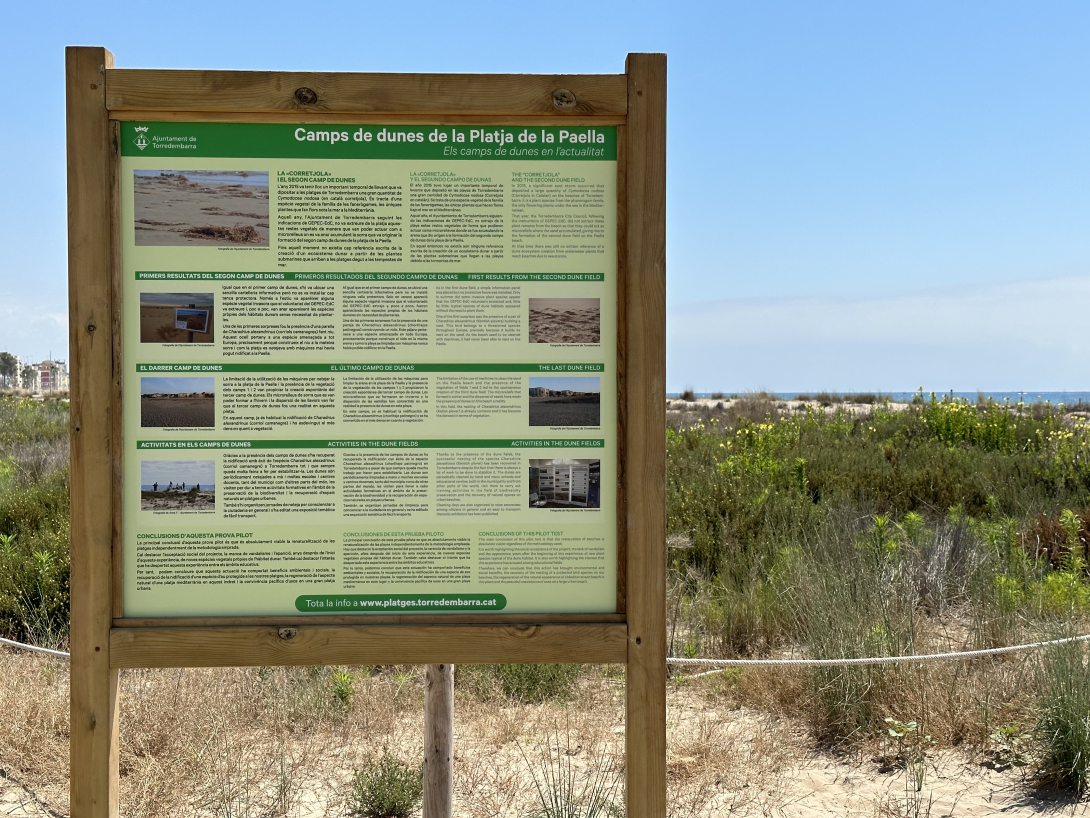 Cartelleria informativa del camp de dunes de la Paella