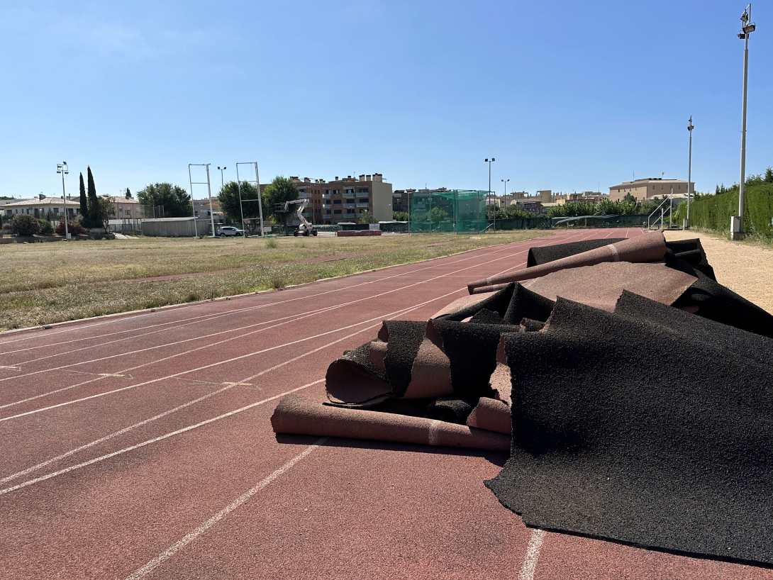 Inici de les obres de renovació del paviment de la pista d’atletisme