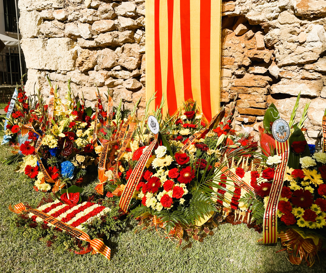 Ofrena floral a la Senyera, a la Torre de la Vila, el 2023