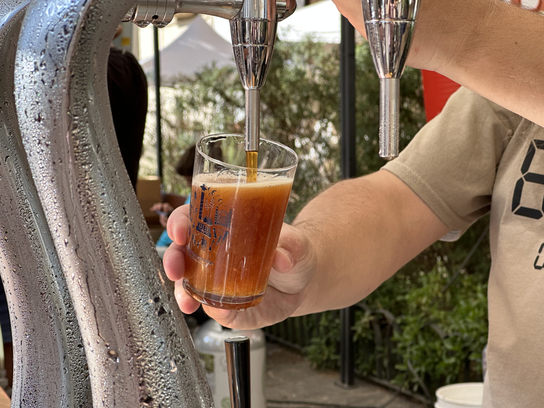 Foto detall d'una persona servint cervesa a la Fira de la Cervesa