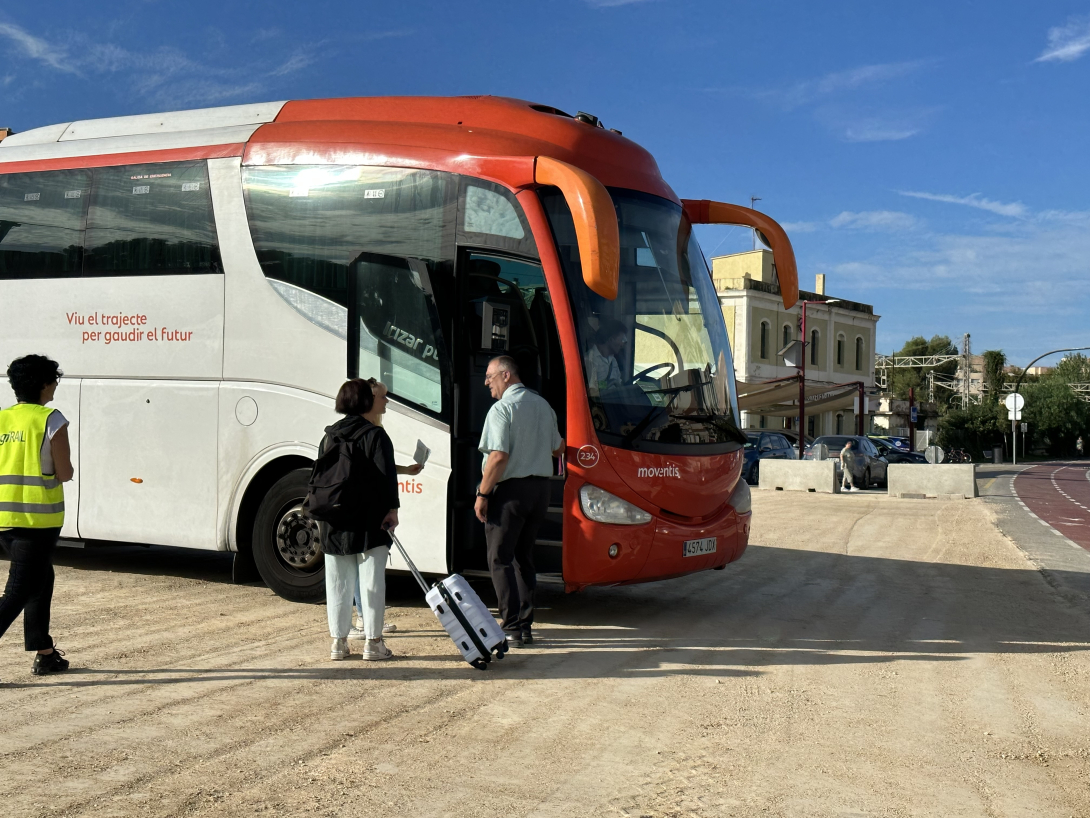 Imatge del servei de busos que substitueixen els trens per les obres ferroviàries