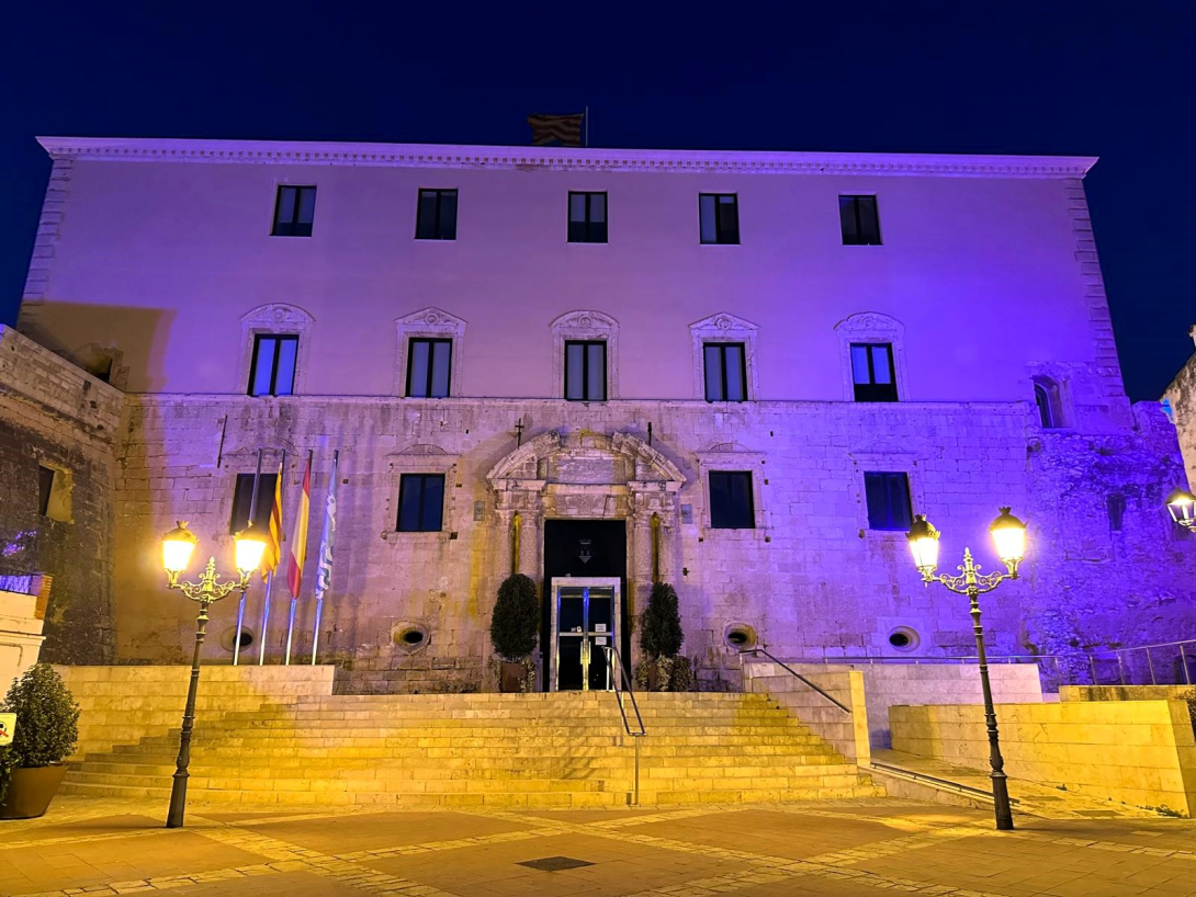 Façana del Castell il·luminada per commemorar el Dia Internacional de la Mort Perinatal, Neonatal i Gestacional