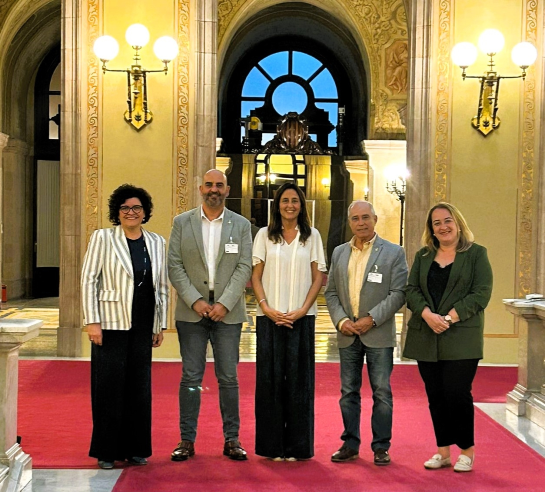 L'alcalde, Vale Pino, i el regidor d'Educació, José García, amb la conseller d'Educació, Esther Niubó, i les diputades Rosa M. Ibarra i Ivana Martínez