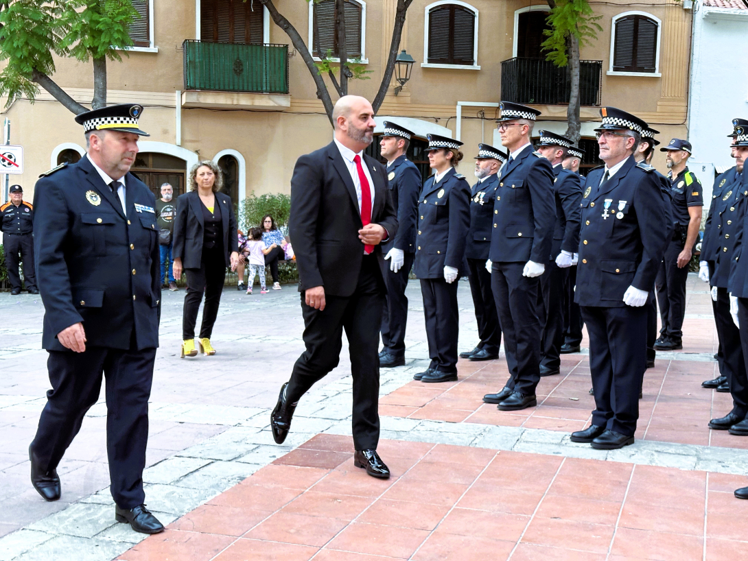 Formació i salutació a l'alcalde, durant la Festa de la Policia Local