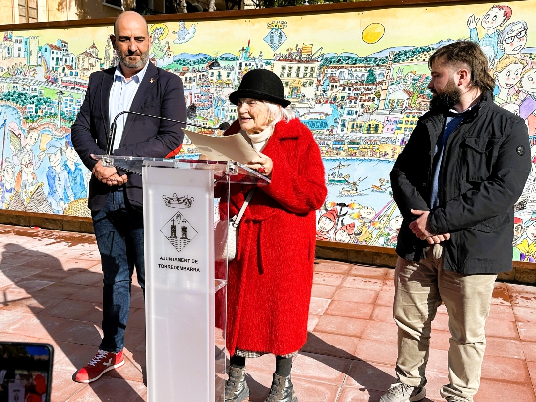L'alcalde, Vale Pino, Pilarín Bayés i el regidor de Cultura, Dani Pujol, durant l'acte d'inauguració