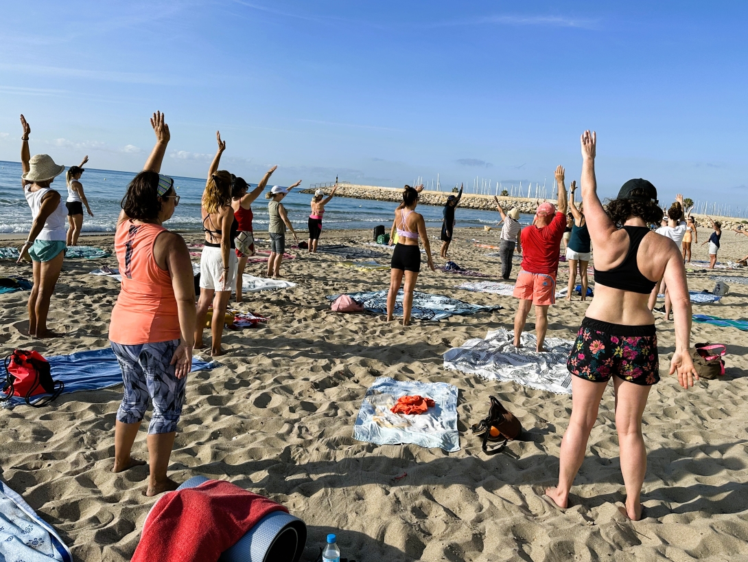 Gimnàstica de manteniment a la platja