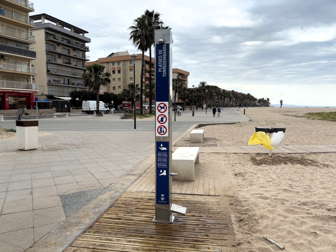 S'han instal·lat noves dutxes amb rentapeus incorporat